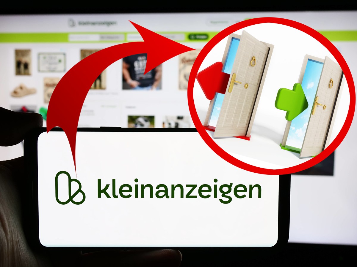 Eine Hand hält ein Smartphone auf dem Kleinanzeigen geöffnet ist. Ein Pfeil zeigt symbolisch auf eine Eingangs- und Ausgangstür zum Erstellen beziehungsweise Löschen eines Accounts.