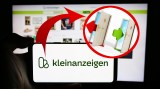 Eine Hand hält ein Smartphone auf dem Kleinanzeigen geöffnet ist. Ein Pfeil zeigt symbolisch auf eine Eingangs- und Ausgangstür zum Erstellen beziehungsweise Löschen eines Accounts.