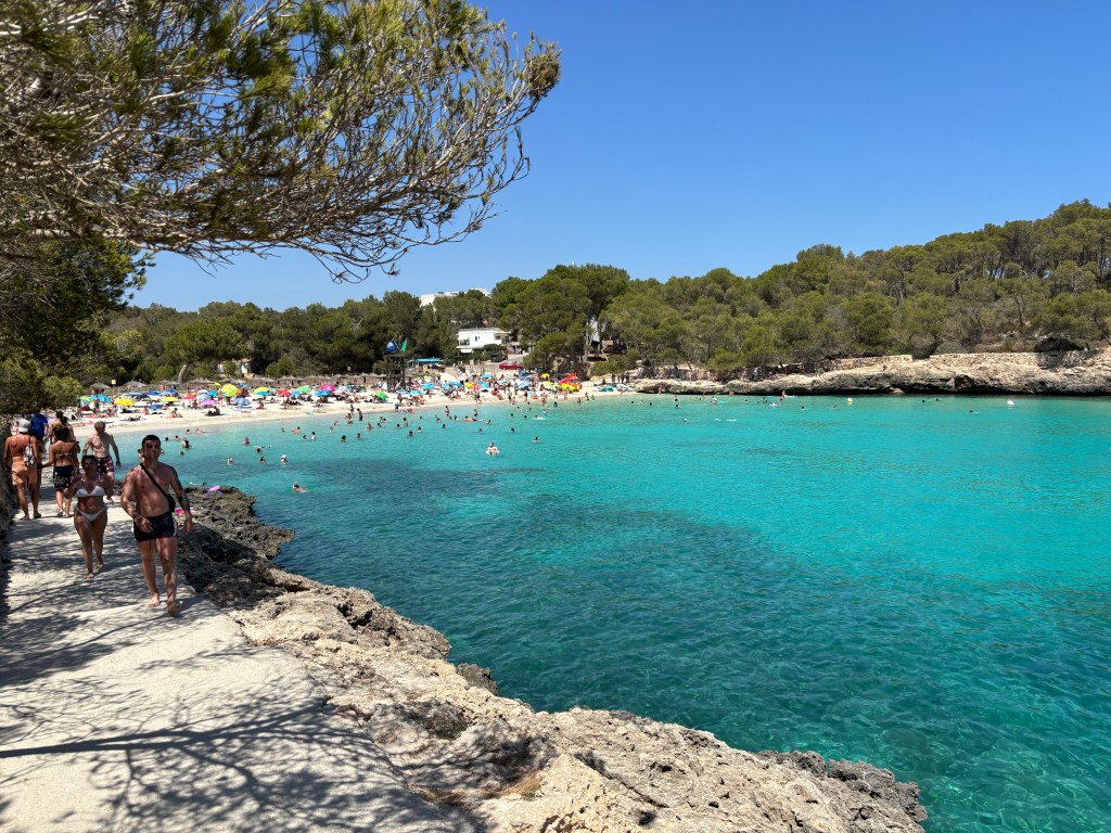 Bucht in Mallorca mit Fokus auf Wasser.