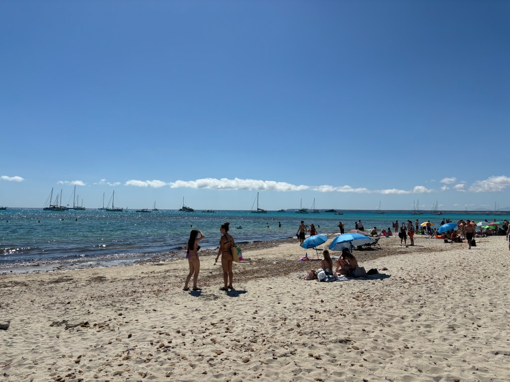 Menschen, die an einem der schönsten Strände Mallorcas, am Playa Es Trenc, entspannen und die Sonne genießen.