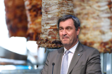 CSU-Chef Markus Söder veranstaltet irres Döner-Gewinnspiel.