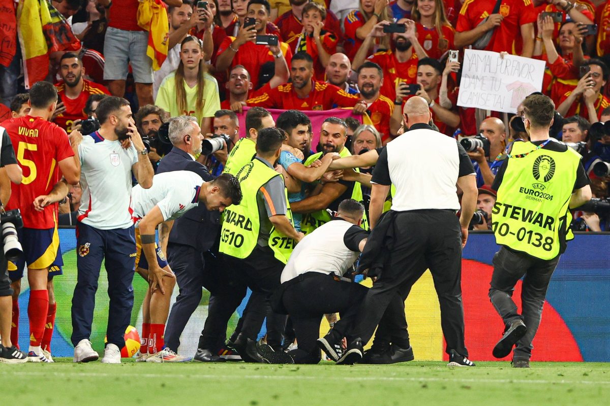 Spanien nach Final-Einzug mit Sorgen: Star bei Flitzer-Wahnsinn von Ordner verletzt
