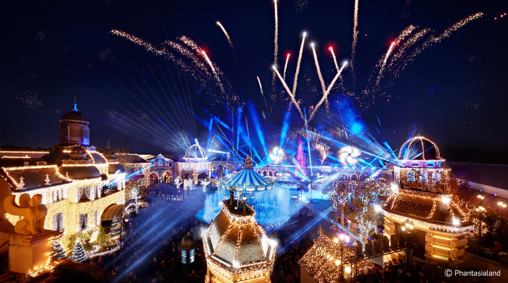 Feuerwerk über Freizeitpark bei Nacht