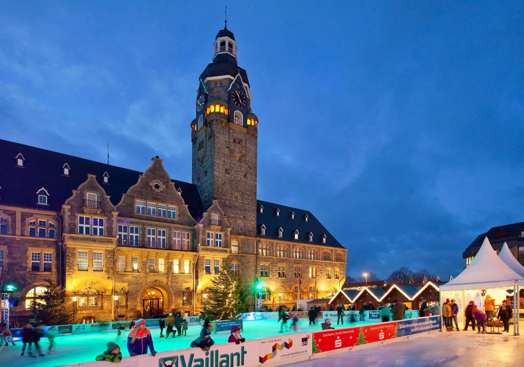 Weihnachtsmarkt vor großem Rathaus