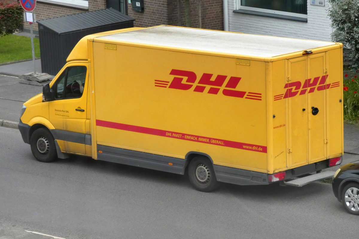 DHL: Kunde erhält Paket – und rastet direkt aus! „Echt letzter Verein“