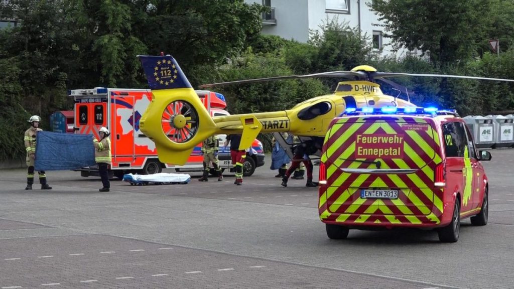 Die von dem Baum erfasste Person wurde mit einem Rettungshubschrauber ins Krankenhaus geflogen.