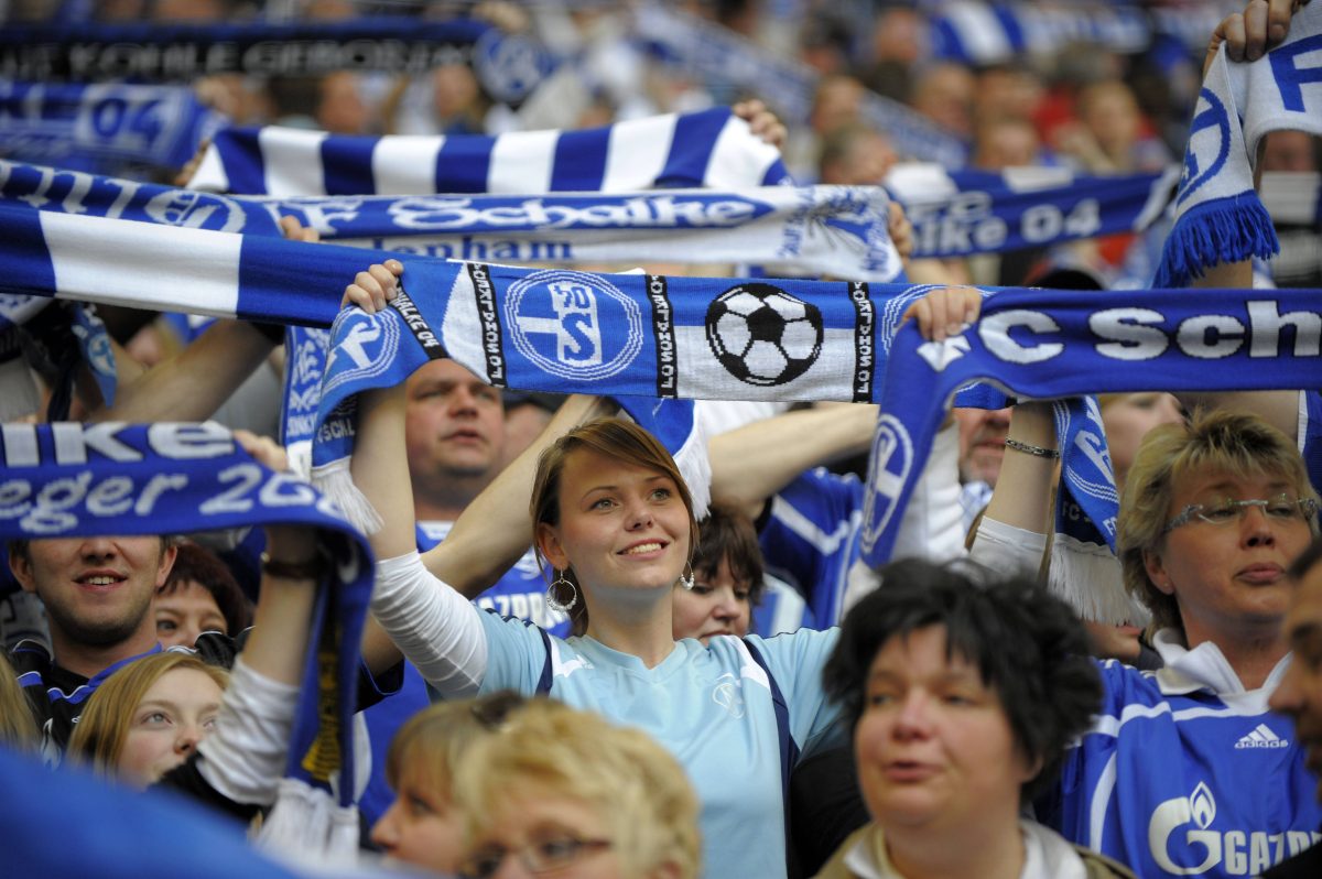 Gelsenkirchen: Frau will zu Schalke-Spiel – als sie auf Fan trifft, wird Fußball nebensächlich