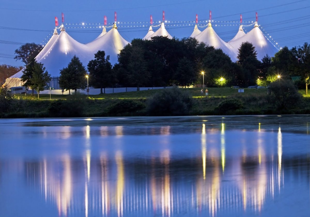 Ankündigung kurz vor Abend-Konzerten beim Zeltfestival Bochum