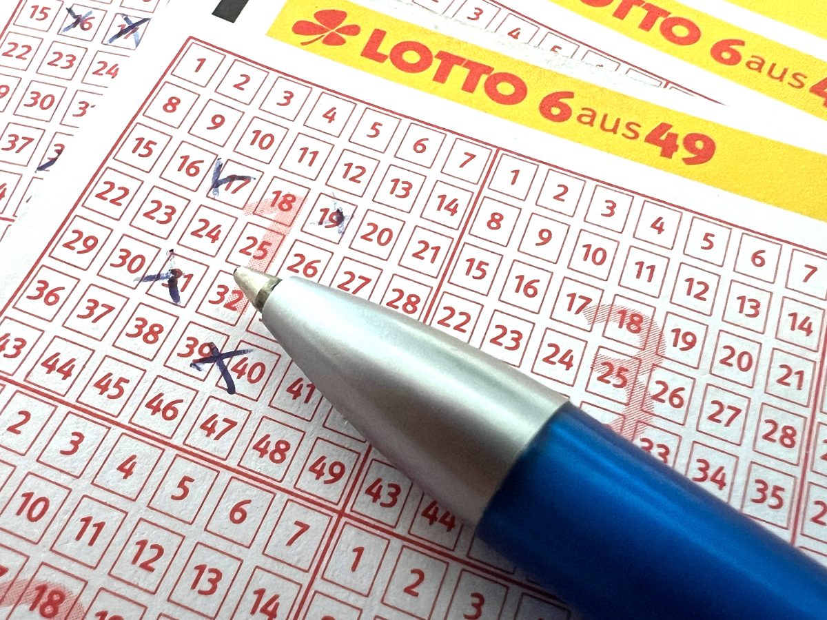 Lotto: Alleinerziehender Vater steht in der Warteschlange – plötzlich überschlagen sich die Ereignisse