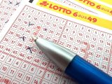 Lotto-Spieler steht in Warteschlange und entdeckt seinen Lotto-Gewinn