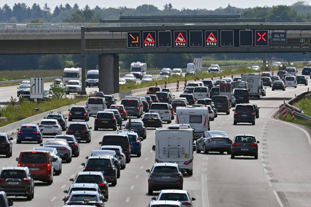 Verkehr: Wichtige Regelungen zur Stau-Hochsaison – HIER werden saftige Bußgelder fällig