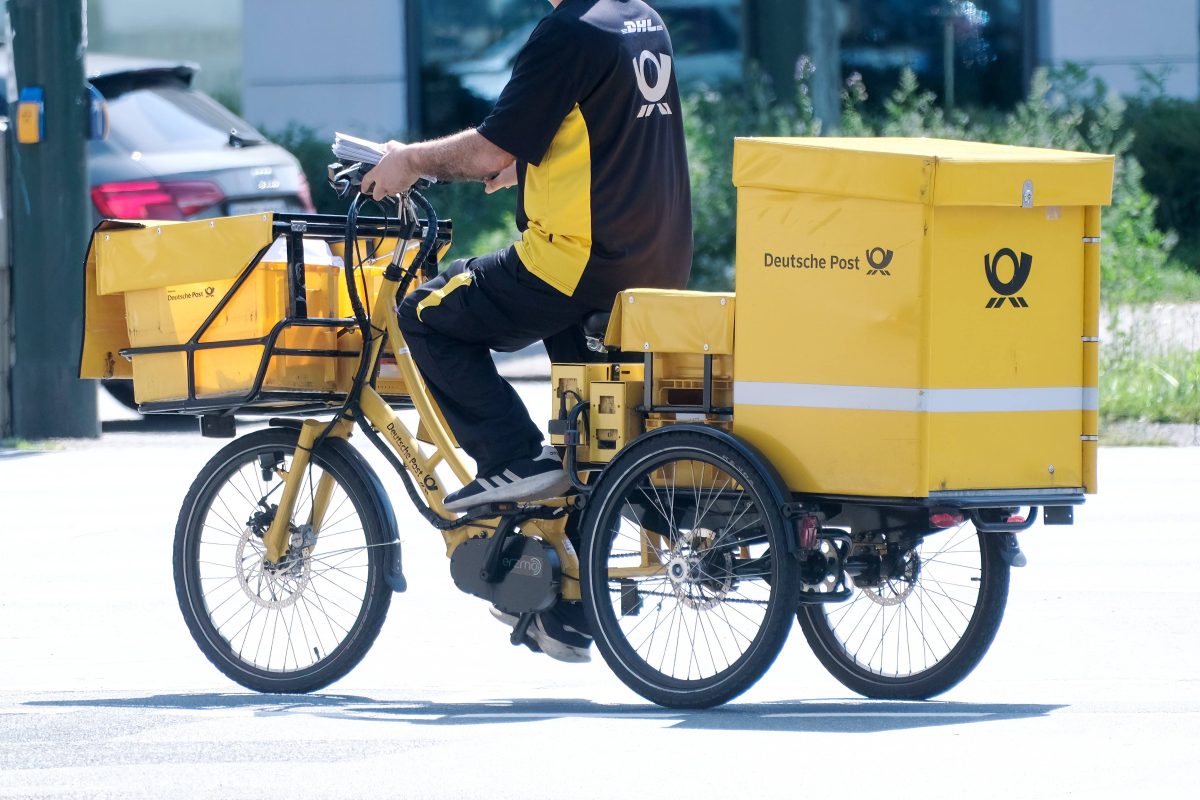 Ein Deutsche Post-Angestellter in NRW musste eine schmerzhafte Erfahrung machen.