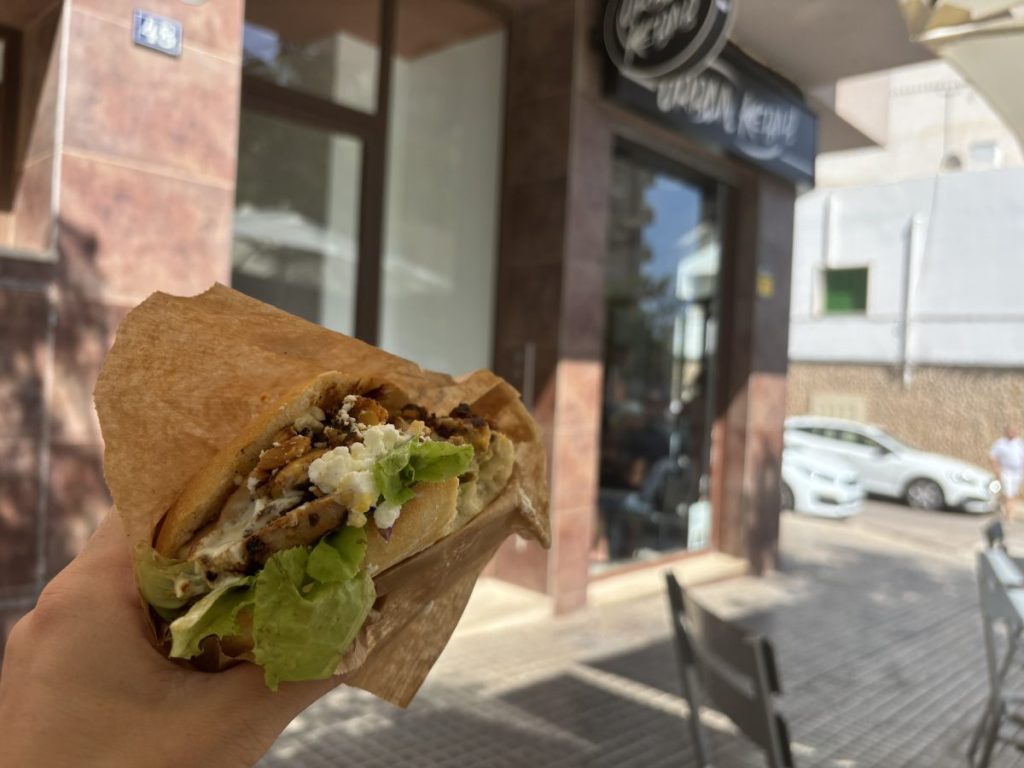 Chaleen hat den Döner mit Rind- und Hähnchenfleisch auf Mallorca probiert.