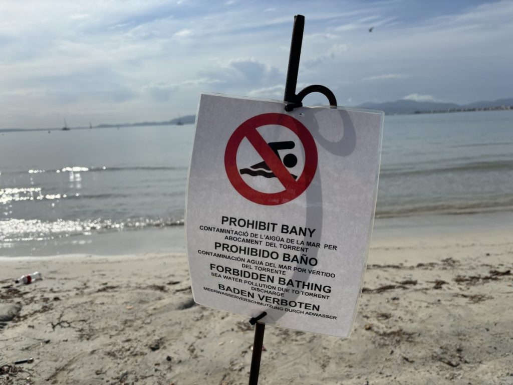 Vor diesem Schild an der Playa standen die Menschen, die Urlaub auf Mallorca machten, seit dem Sturm am auf Mallorca immer wieder.