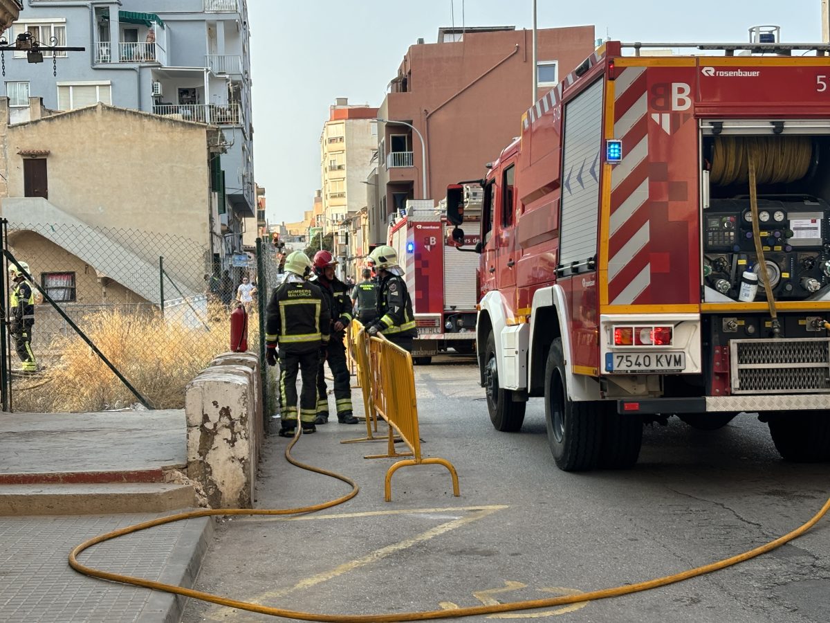 Die Feuerwehr auf Mallorca hat an diesem Dienstag (20. August) in der Carrer Torrent in Arenal ordentlich zu tun.