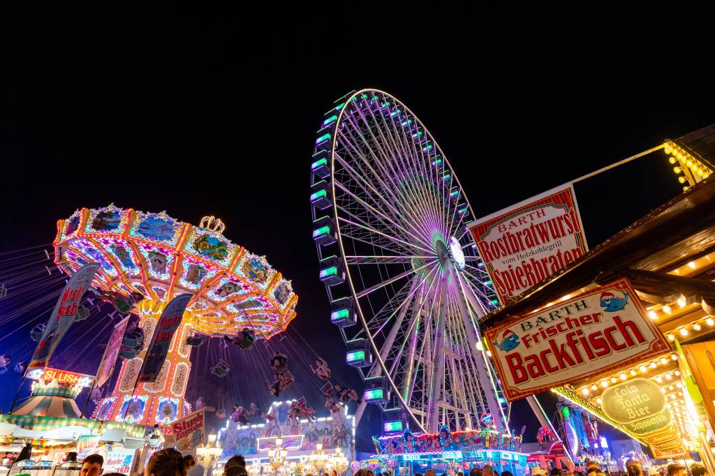 Karussell, Riesenrad und Essensstand.