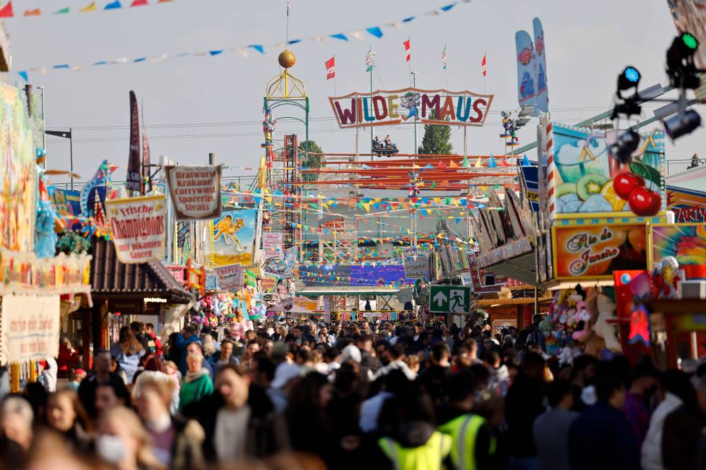 Menschenmenge auf Kirmes