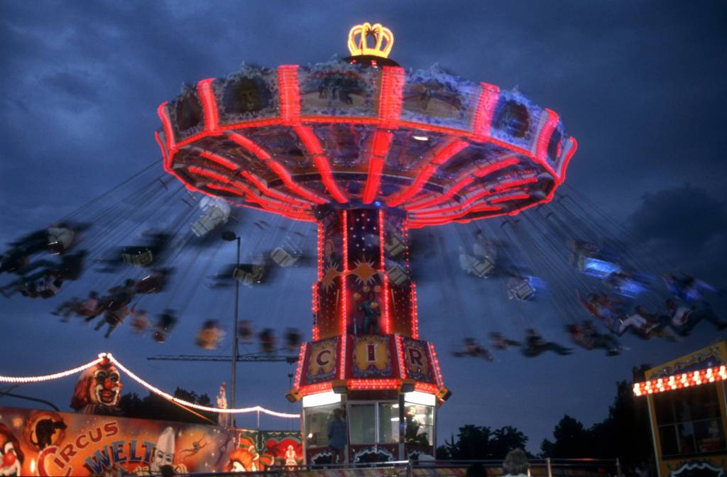 Kettenkarussell bei Nacht.