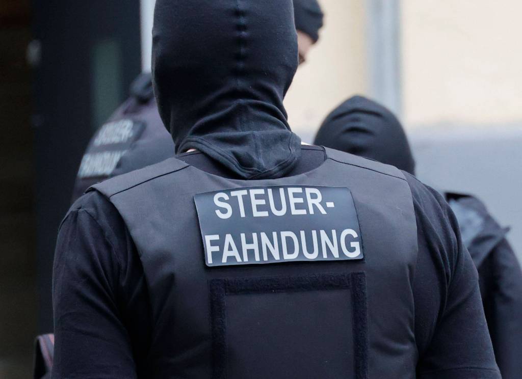 Ein uniformierter Steuerfahnder bereit zum Einsatz. Er soll symbolisieren, wie das Finanzamt durchgreift bei Steuerbetrug auf Kleinanzeigen.