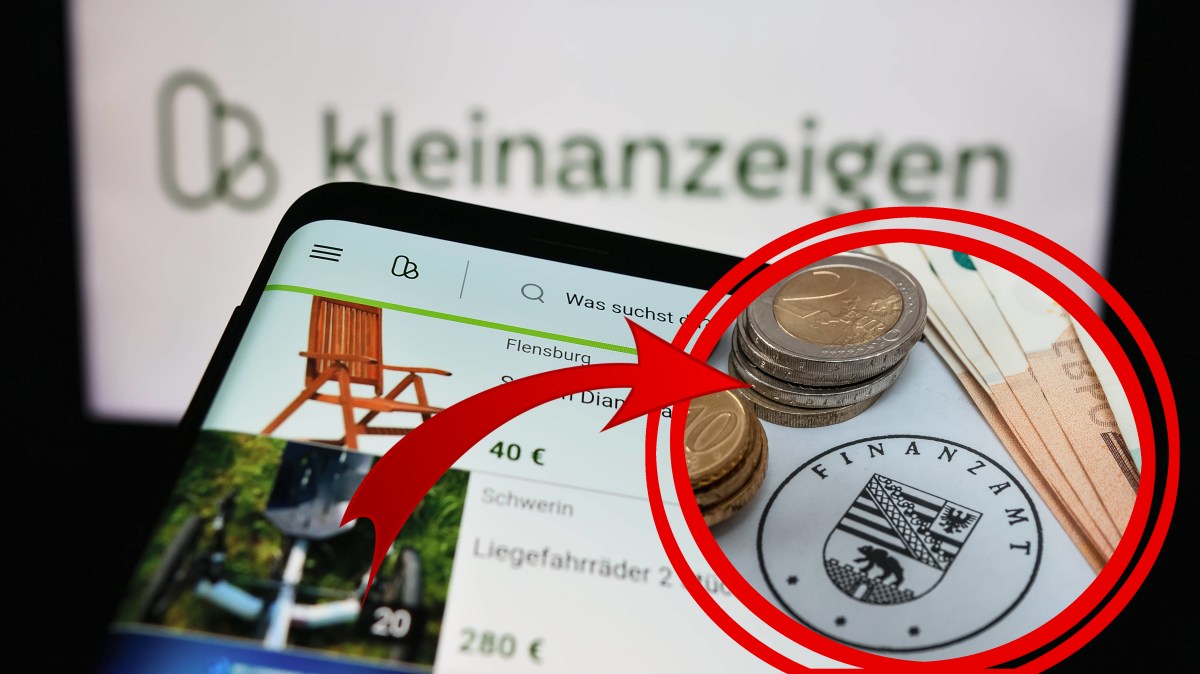 Ein Laptop zeigt die Website von Kleinanzeigen, daneben liegt ein Brief vom Finanzamt.