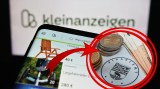 Ein Laptop zeigt die Website von Kleinanzeigen, daneben liegt ein Brief vom Finanzamt.