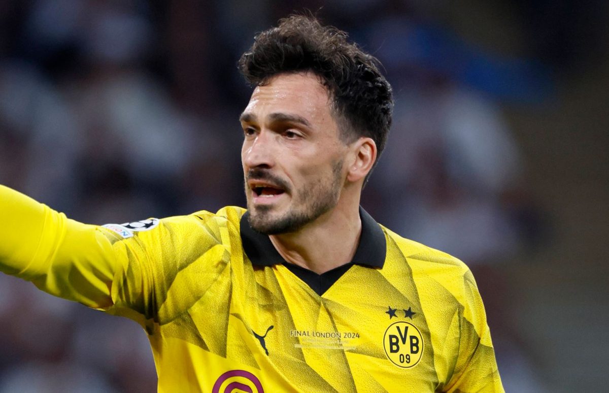 Mats Hummels gibt einem Teamkollegen von Borussia Dortmund auf dem Spielfeld Anweisungen.