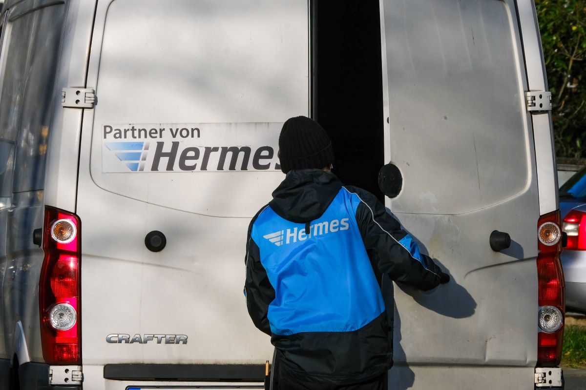 Ein Hermes-Bote hat offenbar eine Rentnerin im Ruhrgebiet betrogen.