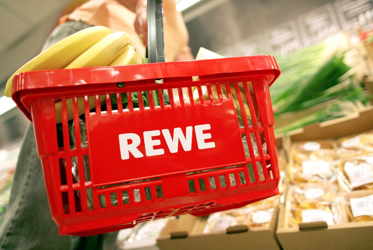 Bei Rewe und anderen Supermärkten finden sich immer wieder nasse Bananen. (Symbolfoto)