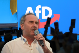 Freie Wähler-Chef Hubert Aiwanger unterstützt einen Beitrag eines radikalen AfD-Vordenkers.