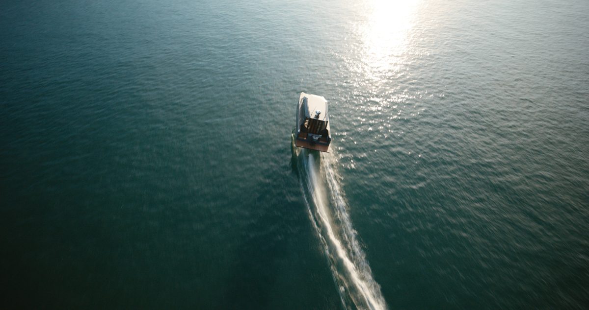 Ein Speedboat auf einer blauen See