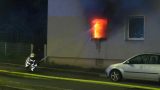 Wohnungsbrand in Essen: Ein Feuerwehrmann löscht von außen durch das zerstörte Fenster.