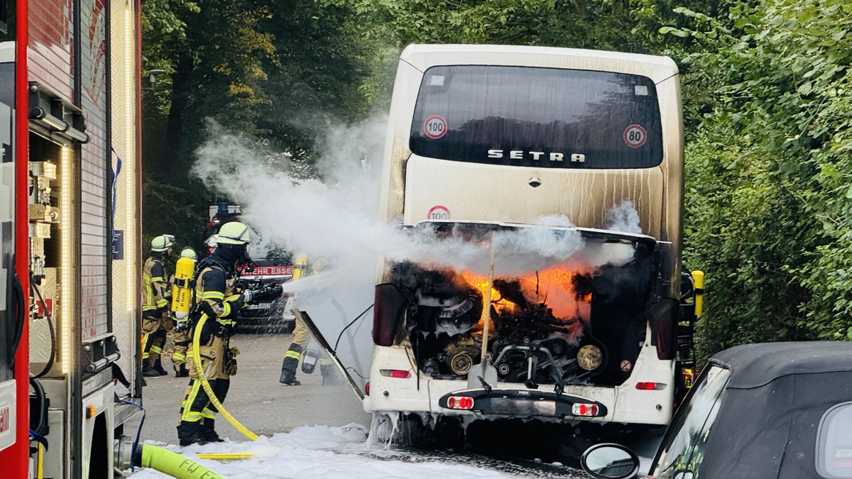 Die Feuerwehr Essen löscht einen brennenden Bus.