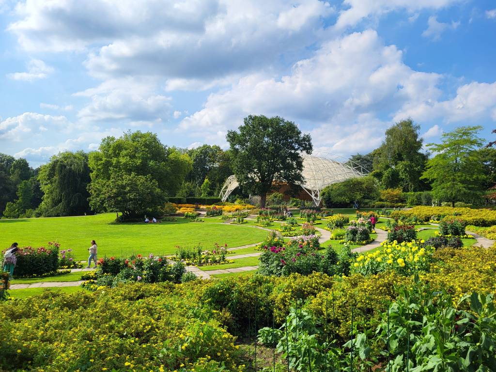 Der Grugapark ist eine botanisches Paradies in Essen, das Natur, Kunst und Erholung in einem vereint.