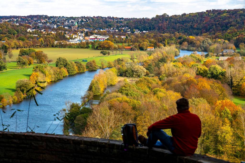 Aussichtspunkt im Stadtwald von Essen-Kettwig, Blick auf das Ruhrtal zwischen Kettwig und Essen-Werden, im Hintergrund, Essen.