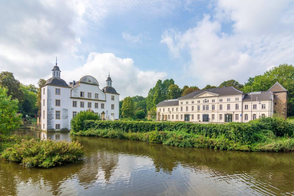 Schloss Borbeck in Essen ist eine historische Sehenswürdigkeit, die inmitten eines weitläufigen Parks liegt und als Kulturstätte dient.