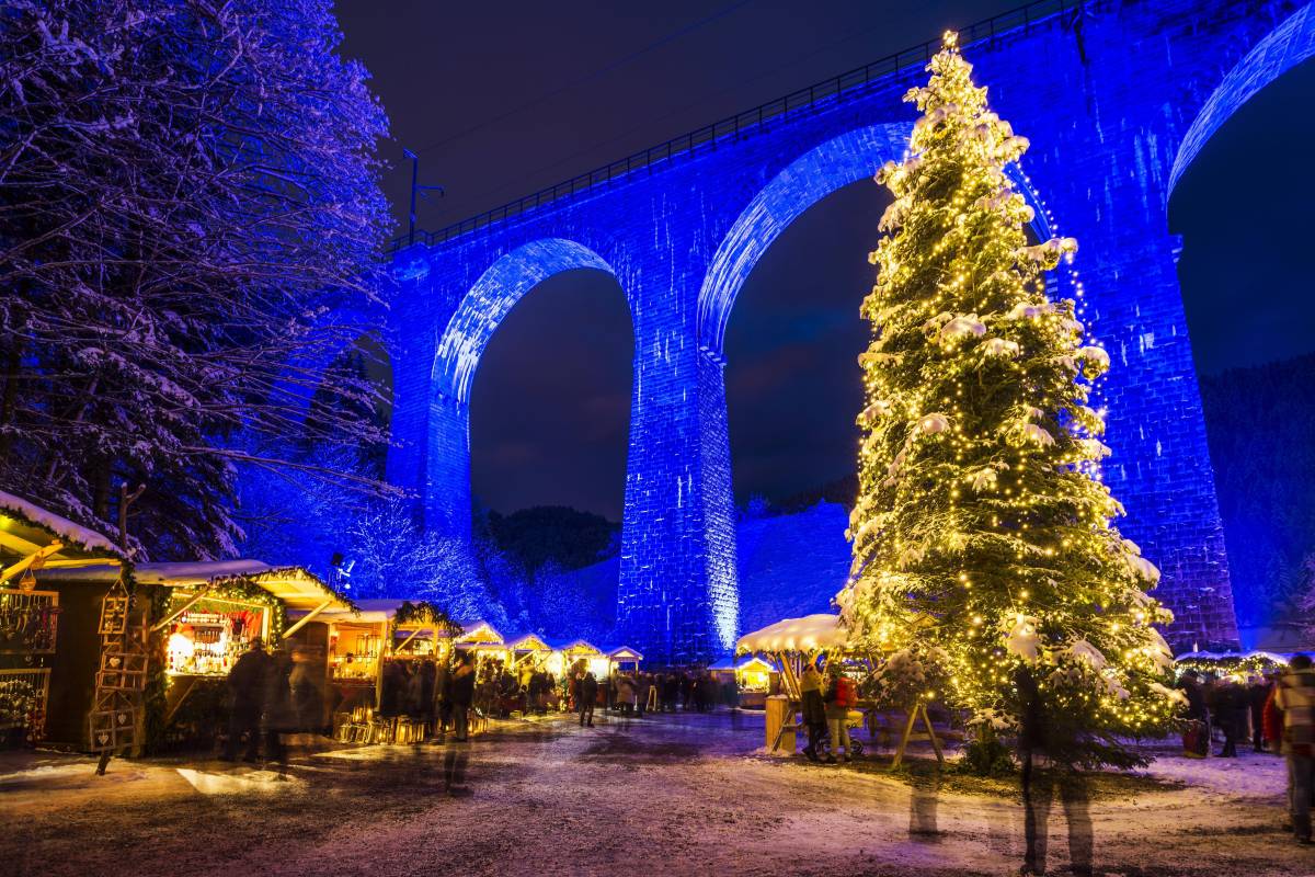 Beleuchtete Brücke hinter Weihnachtsbaum