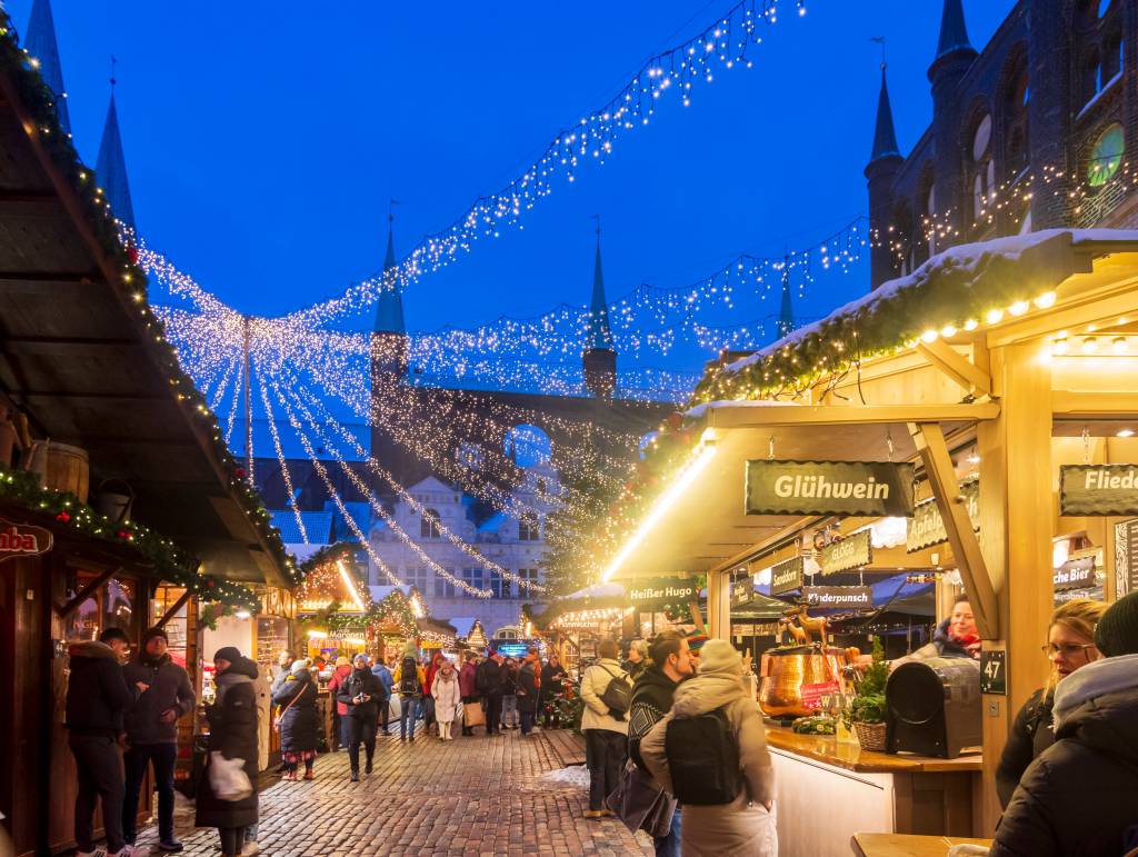 Weihnachtsmarkt-Beleuchtung bei Glühweinstand