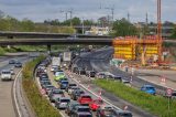 Das Autobahnkreuz Kaiserberg auf der A40 in Duisburg verlangt Autofahrern einiges ab.