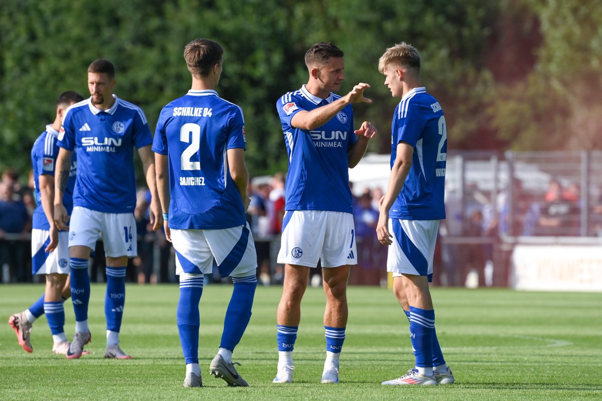 Zwischen Ben Manga und Karel Geraerts gab es zuletzt leichte Differenzen. Nun könnte der Trainer des FC Schalke 04 ungewollt nachgeben.