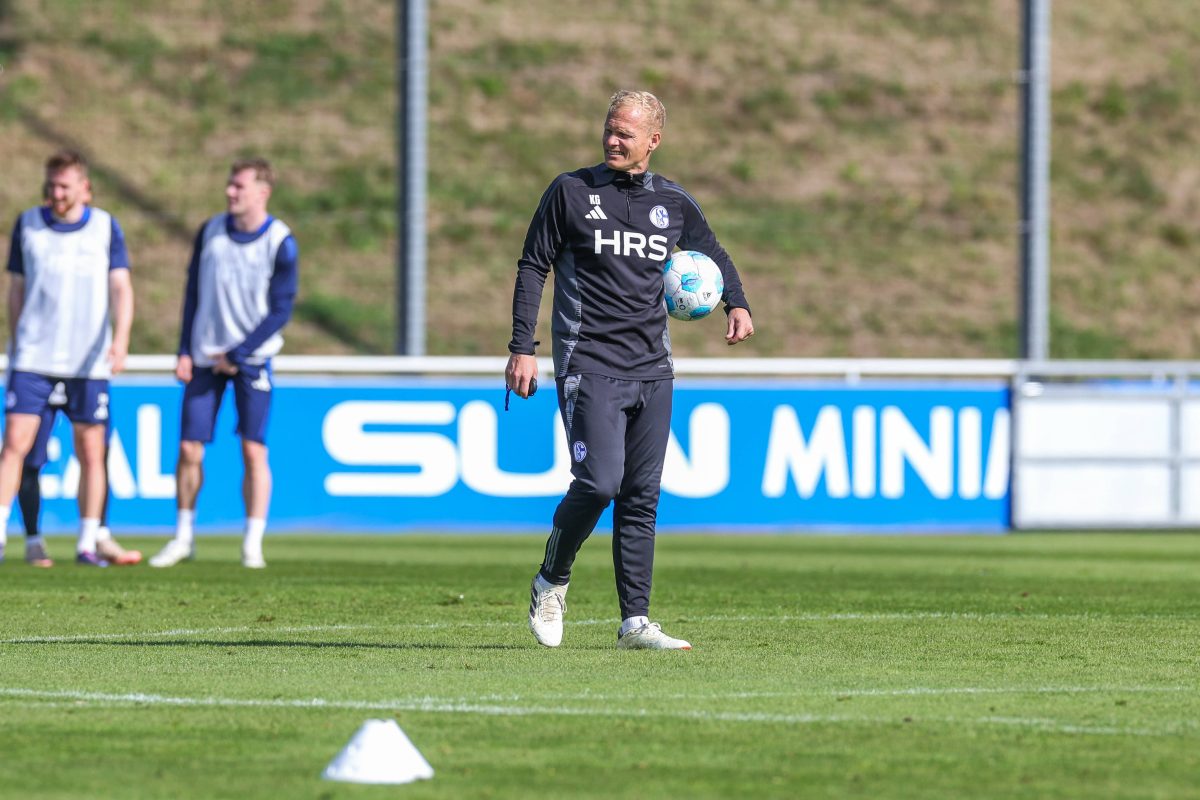 Trainer Karel Geraerts wird plötzlich mit einem ungewohnten Problem konfrontiert. Wie geht der Trainer des FC Schalke 04 nun vor?