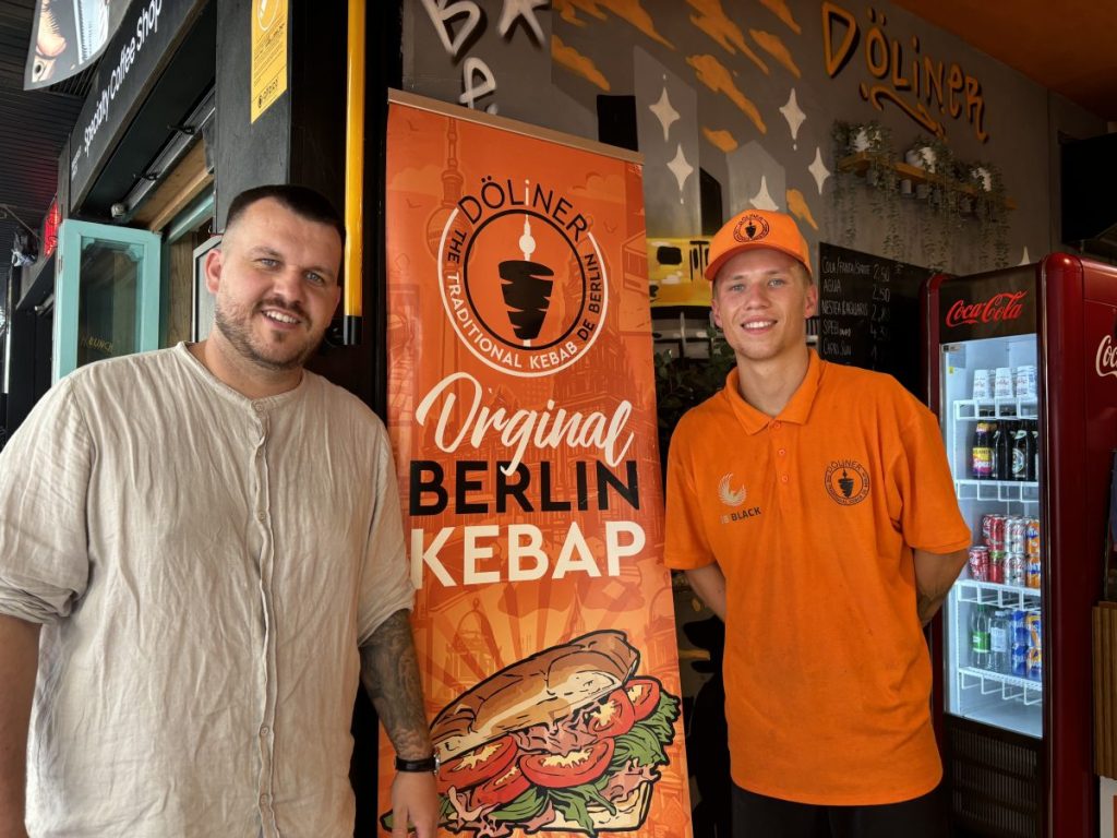 Kilian Gildenberg mit seinem Bruder Thilo im Döliner in Palma de Mallorca.