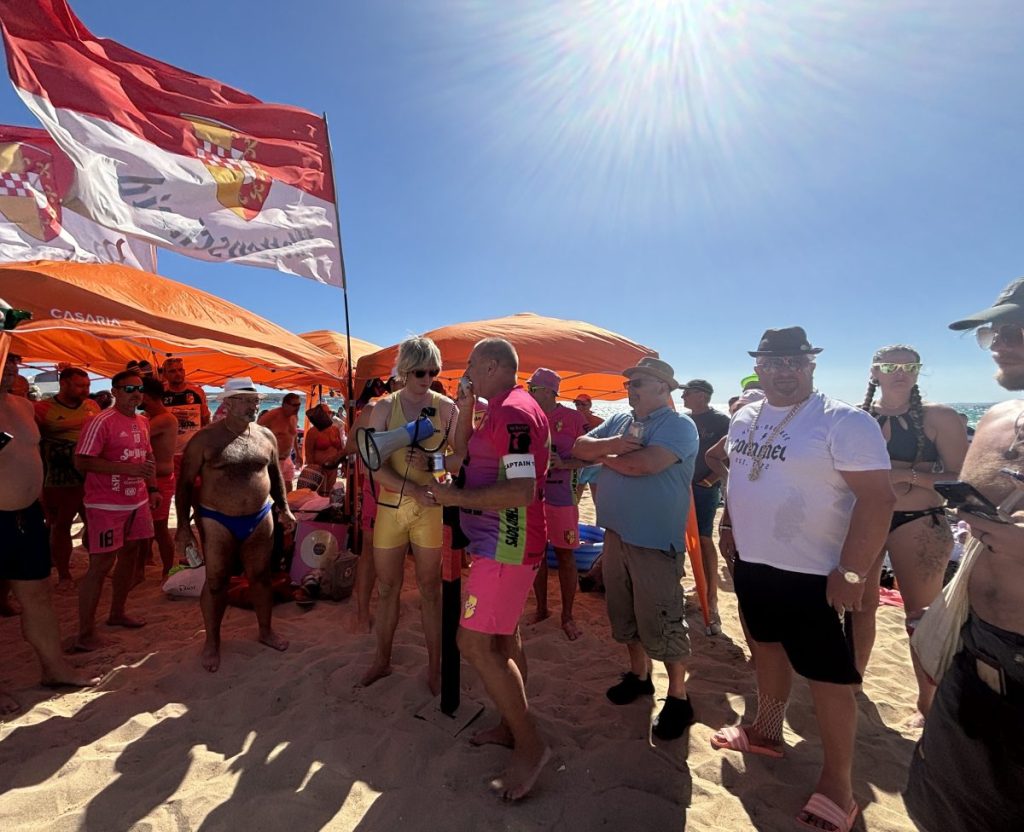 Orangene Zelte und zwei risengroße Wattenscheider Flaggen am Balneario 6 an der Playa de Palma. Hier feiern die Menschen aus NRW seit 15 Jahren ihre Köllsche Woche.