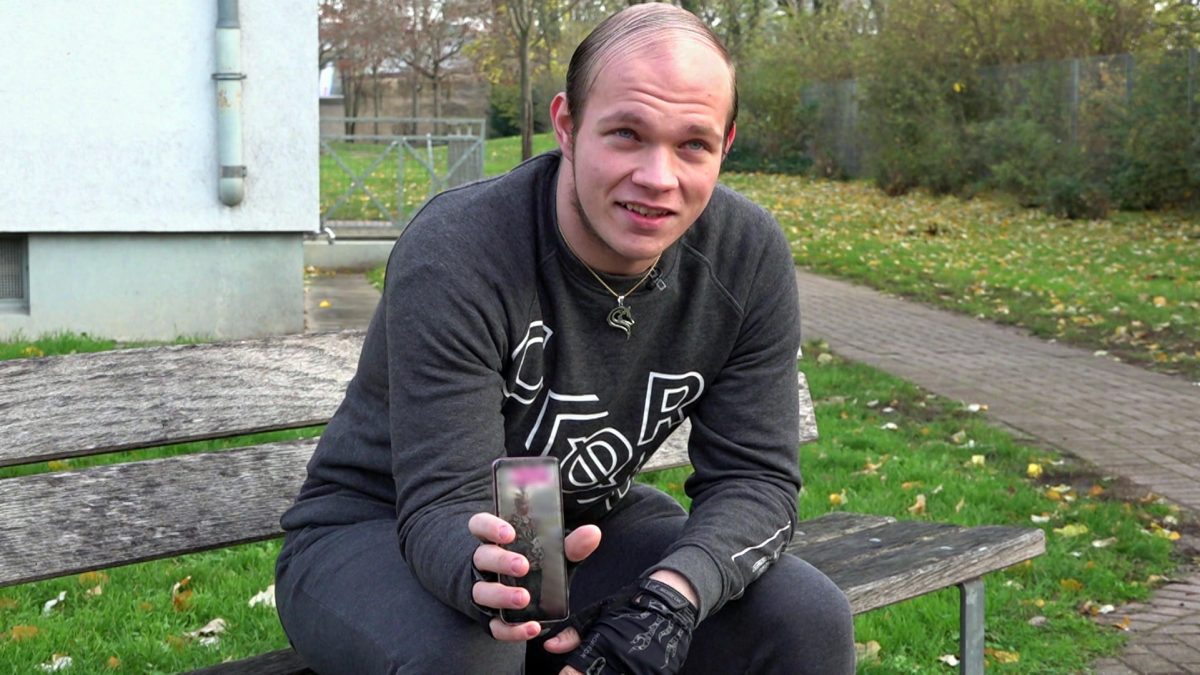 Dominik (23) fühlt sich wegen seines Haarausfalls unwohl. Eine Haartransplantation könnte Abhilfe schaffen, doch die Kosten sind zu hoch.