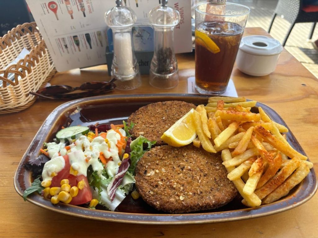 Alle Schnitzel und Steaks kann man hier auch in vegetarischer Variante haben. Zu sehen hier: Ein Schnitzel Wiener Art mit Pommes und Salat.