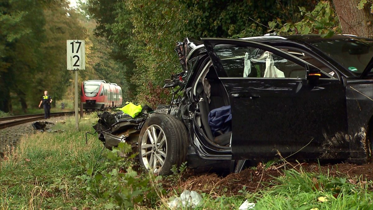 Ruhrgebiet: Auto kollidiert mit Zug.