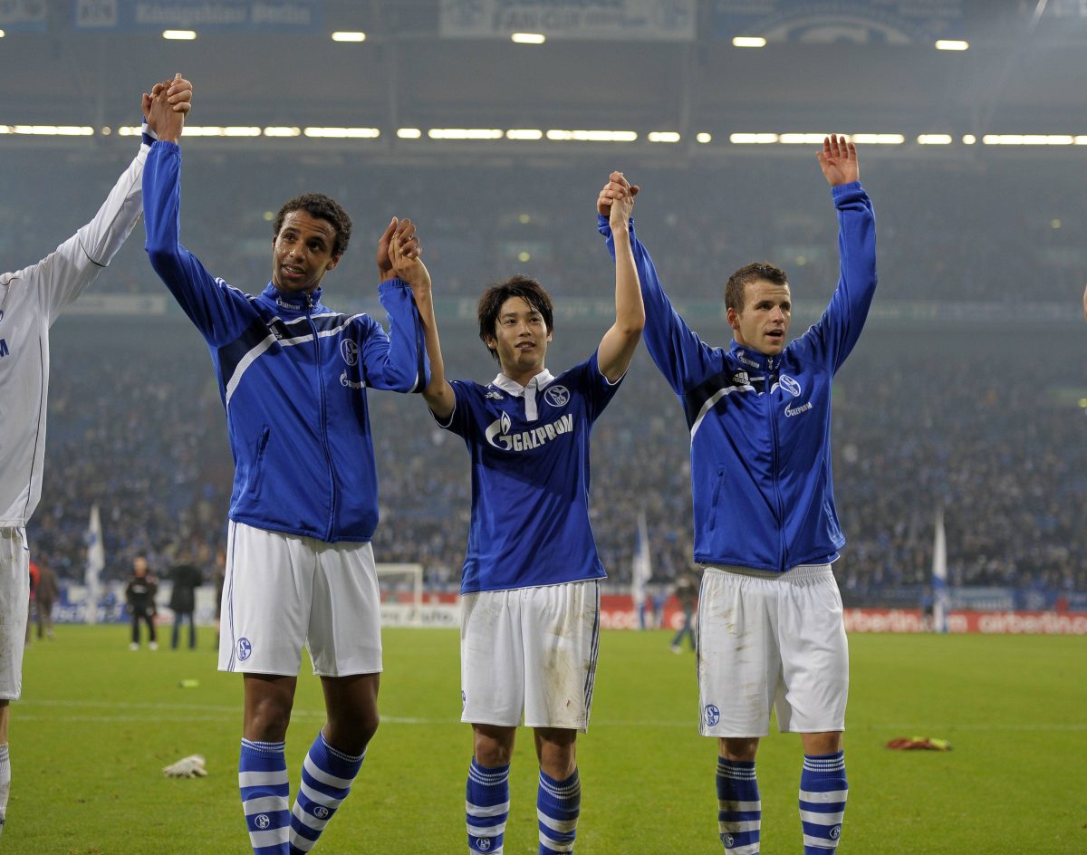 Bei diesen Bildern werden die Fans des FC Schalke 04 hellhörig. Eine Klublegende ist plötzlich wieder in Gelsenkirchen.