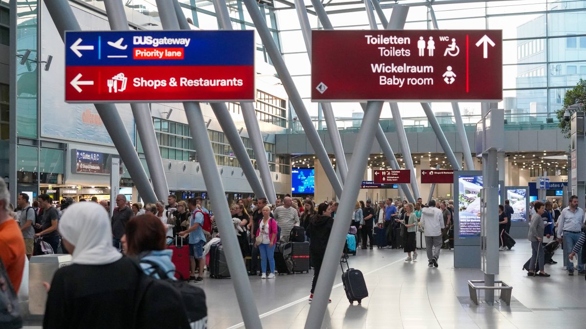 Flughafen Düsseldorf, Schild zu Toiletten