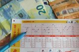 Dieser Lotto-Millionär lässt es sich nach dem dicken Gewinner nun richtig gut gehen. In jungen Jahren hat er bereits ausgesorgt.