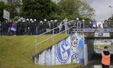 Zwischen den Fans des FC Schalke 04 und der Polizei kocht es wieder hoch.