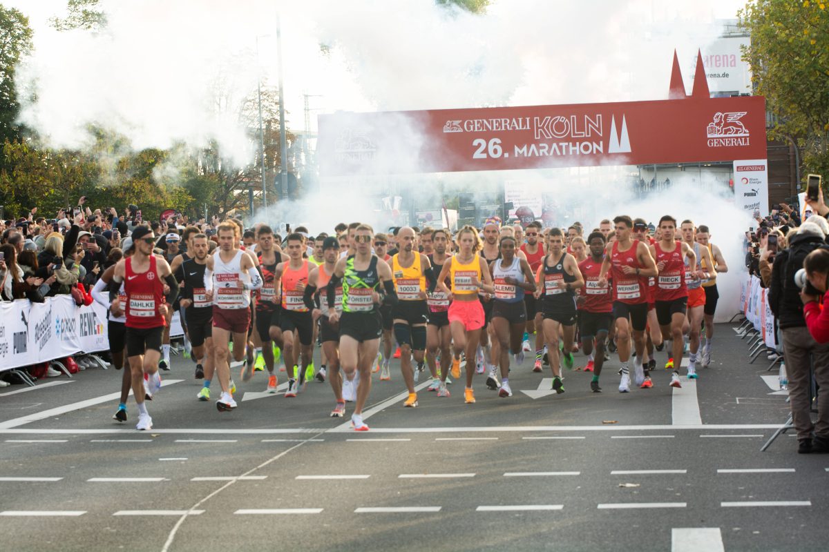 Eine unglaubliche Geschichte aus NRW! Beim Köln Marathon wird es für eine Teilnehmerin erst dramatisch und dann doppelt schön.